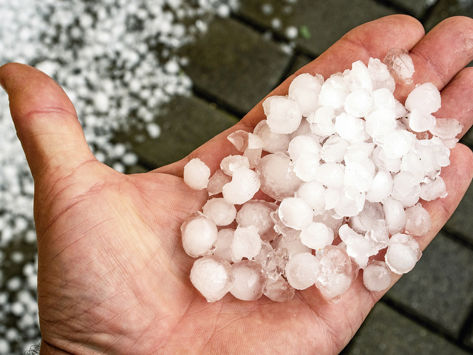 Sonnenschutz: So lassen sich Schäden bei Wind und Hagel vermeiden Sonnenschutz: So lassen sich Schäden bei Wind und Hagel vermeiden