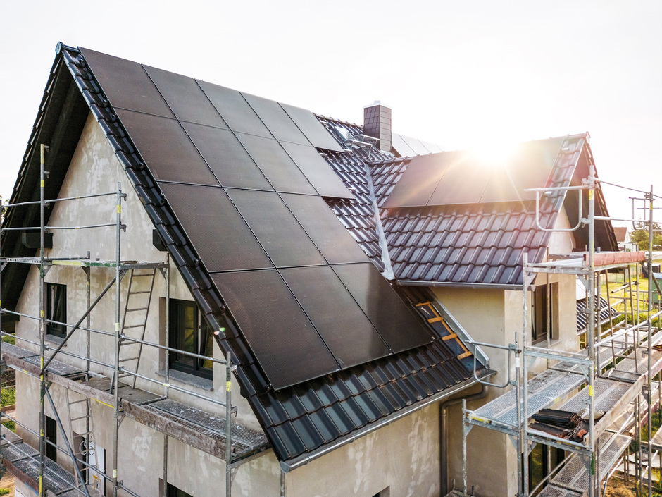 Buderus übernimmt für Heizungsfachfirmen auf Wunsch die komplette Planung und Installation von Photovoltaik-Anlagen bei den Endkunden.