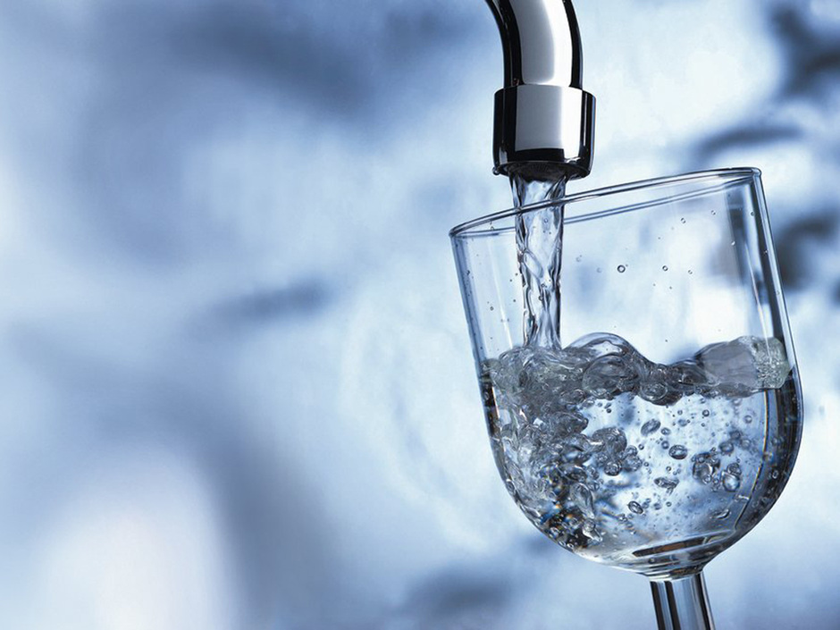 Bild einer Trinkwasserinstallation mit gefüllten Glas.