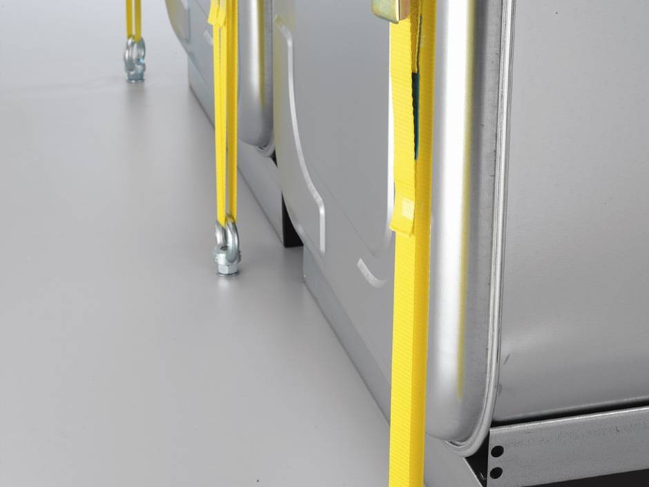 Der Roth Heizöltank DWT plus 3 hält Hochwasserdruck stand und kann in Verbindung mit dem Roth Verankerungssystem mit vier Zurrgurten sicher gegen Auftrieb im Boden verankert werden