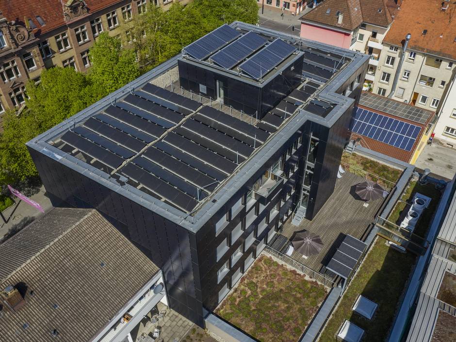 Das neue Faktenblatt zeigt, wie Photovoltaik auf Mehrparteienhäusern und gemeinschaftlich genutzten Gewerbegebäuden einfach umgesetzt werden kann.