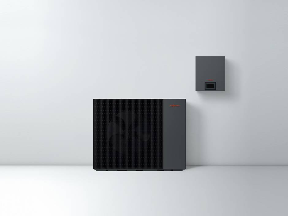 Mit Vorlauftemperaturen bis zu 70 °C ist die Luft/Wasser-Wärmepumpe Vitocal 250-A PRO die ideale Lösung für die Wärmeversorgung größerer Wohn- und Geschäftsgebäude sowie Gewerbebetriebe. Im Bild die Außeneinheit mit der witterungsgeführten Wärmepumpenregelung Vitocontrol A PRO zur Wandmontage.