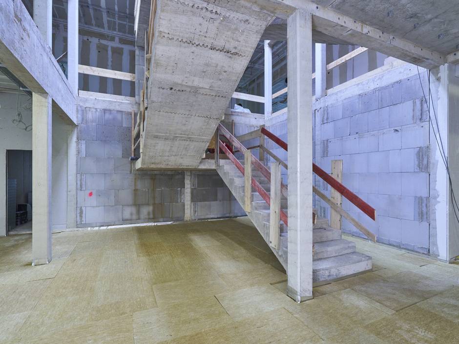 In allen Räumen und auch im Treppenhaus des Schulersatzbaus wurde zunächst die „Floorrock Therm“ als Wärmedämmung verlegt.