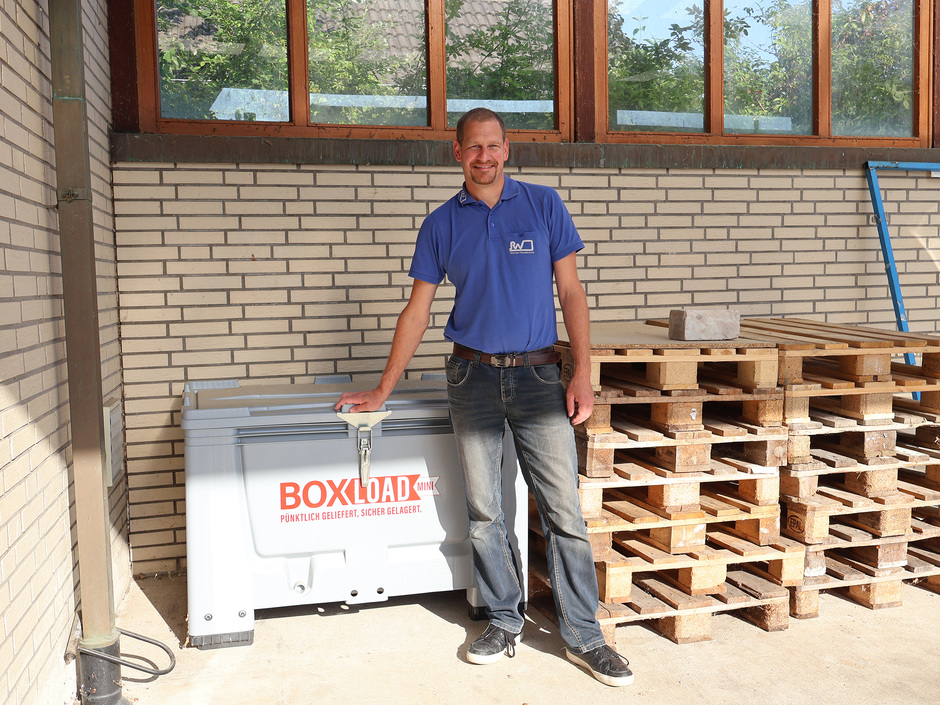 Fachhandwerker Marcel Schleibaum hat die Box in einem Carport am Betrieb aufgestellt.