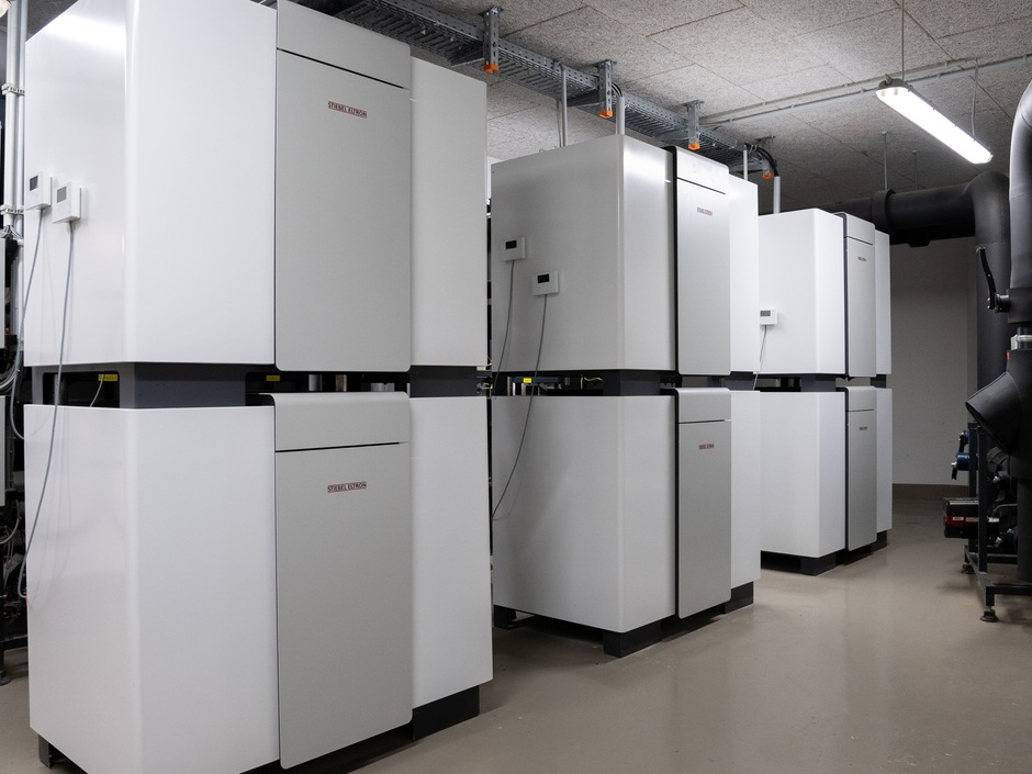 Die sechs Sole/Wasser-Wärmepumpen stellen fast 400 kW Heizleistung zur Verfügung. Als Wärmequelle dient die Abwärme der öffentlichen Abwasser-Druckleitung, die in der angrenzenden Straße verläuft.