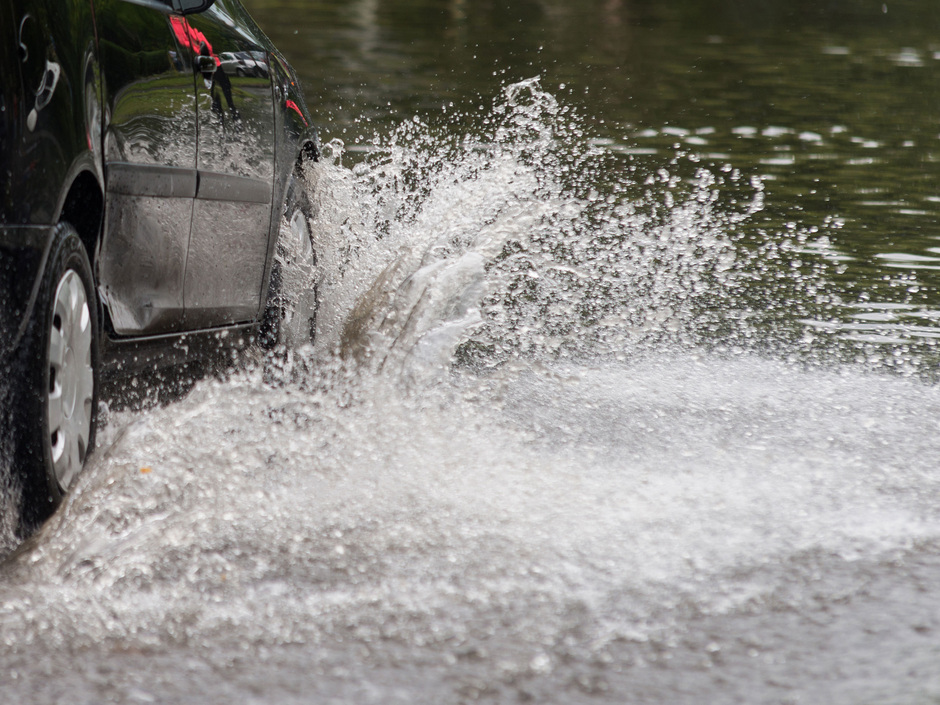 Wer mit dem Auto durch Hochwasser fährt, riskiert nicht nur Schäden am Auto. Verborgene Hindernisse können auch für Insassen zur Gefahr werden.