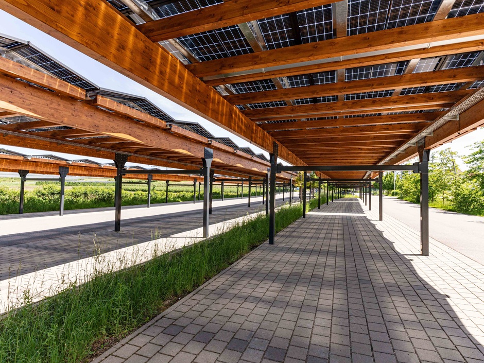 Neben Dachanlagen bietet sich insbesondere die Überdachung von Parkplätzen mit Solar-Carports an