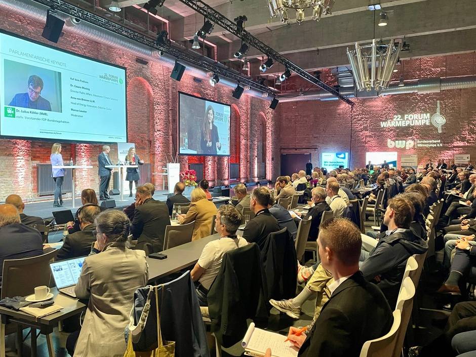 Das 22. Forum Wärmepumpe in Berlin war mit über 500 Teilnehmerinnen und Teilnehmer aus Industrie, Handwerk, Wissenschaft und Politik ein voller Erfolg. Für die Parteien war es eine der ersten Gelegenheiten, ihren Kurs in Bezug auf die Wärmewende abzustecken.