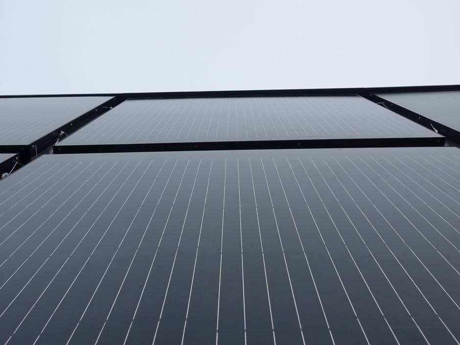 Nahaufnahme der installierten Photovoltaikelemente. Sie ersetzen die Wärmedämmung einer Fassade.