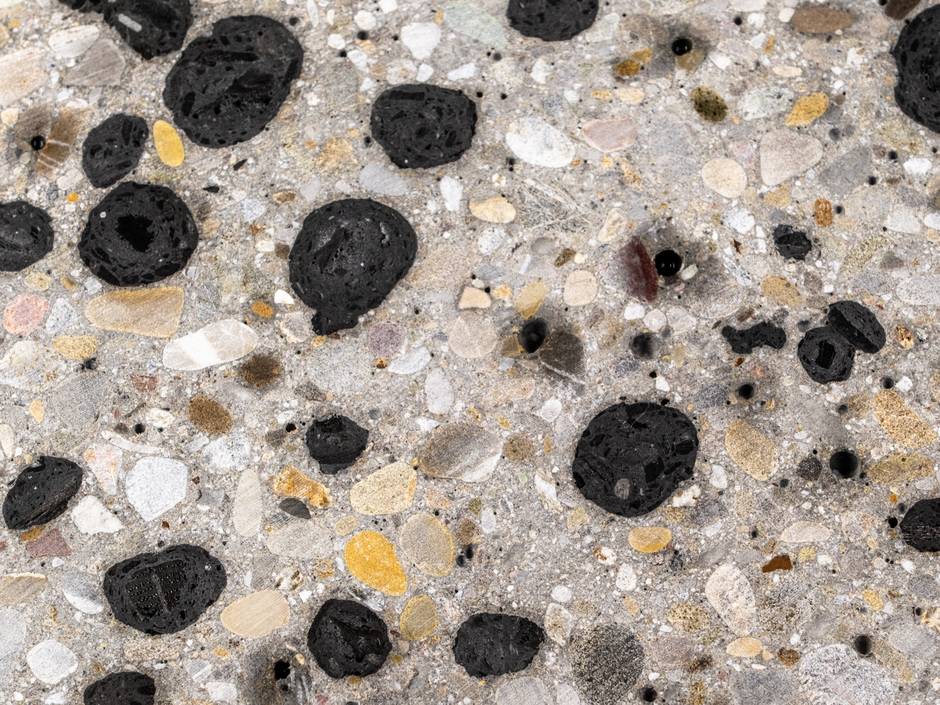 Beton könnte ganz erhebliche Mengen an CO2 speichern, wenn herkömmliche Gesteinskörnungen beispielsweise durch Pellets aus Pflanzenkohle ersetzt würden.