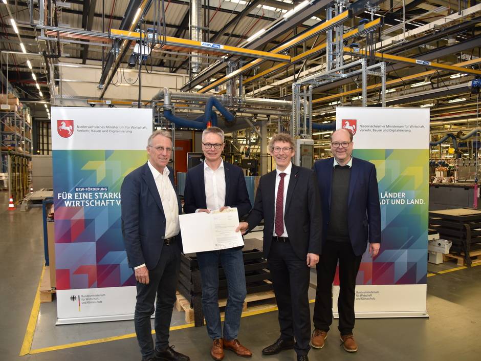 Nach einer Besichtigung der Fertigung von Stiebel Eltron in Holzminden erfolgte die Übergabe des Förderbescheids.