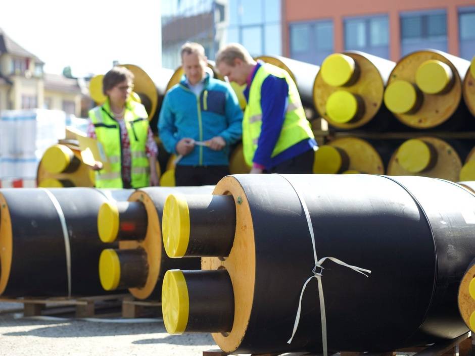 Abwärme: Eine mögliche Wärmequelle für Wärmenetze. Verlegung von Wärmenetzrohren in Offenburg.