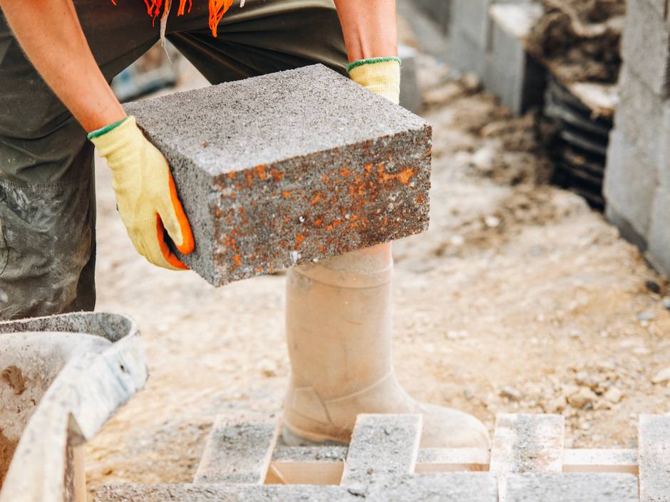 Wie schwer dürfen Handwerker heben und tragen? Wie schwer dürfen Handwerker heben und tragen?