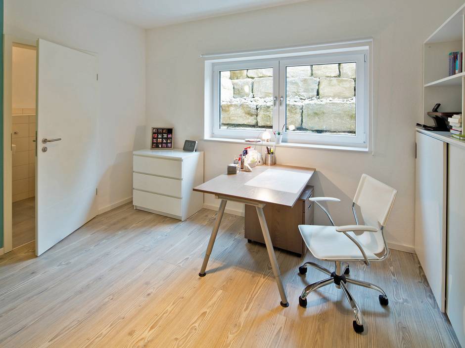 Fenster im Keller sollten regelmäßig geöffnet werden – ganz besonders nach dem ersten Innenausbau oder nach einer Renovierung.