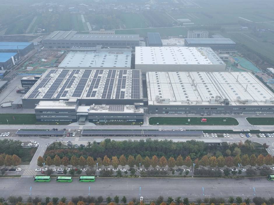 Die 27.000 Quadratmeter große Erweiterung (linkes und rechtes Gebäude hinten) soll bis Mitte 2025 abgeschlossen sein.