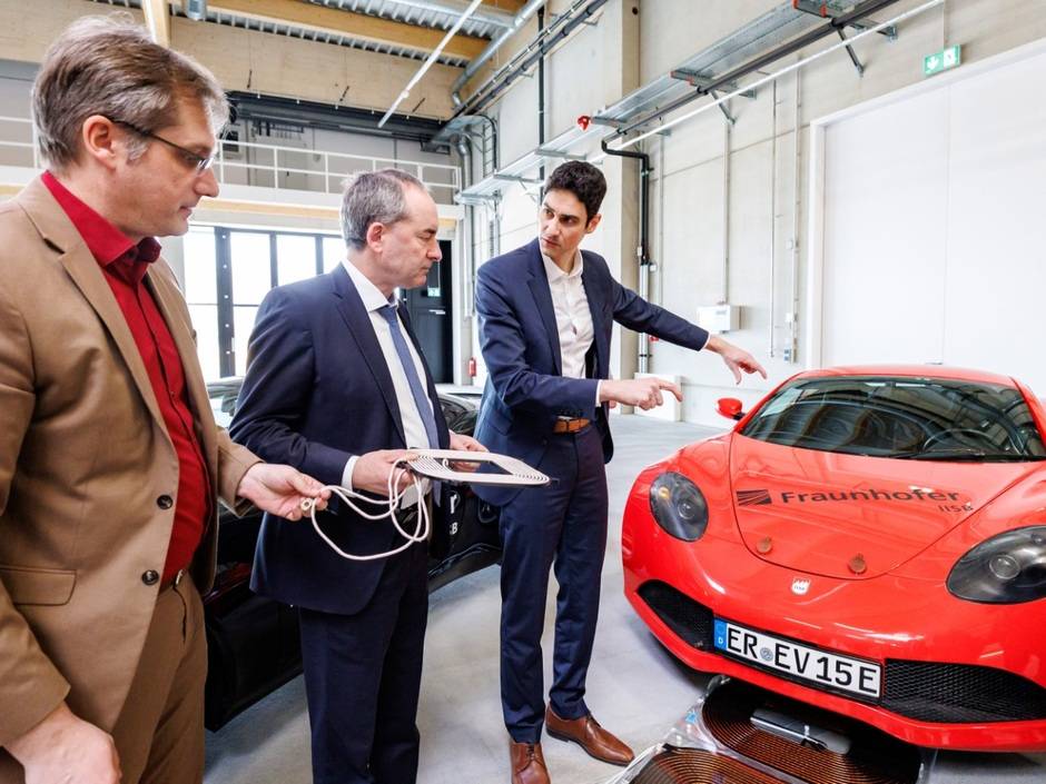 Eröffnung des E|Road-Centers am 10. April 2025 im Cleantech Innovation Park in Hallstadt bei Bamberg. Übergabe der Förderurkunde durch den Bayerischen Wirtschaftsminister Hubert Aiwanger. V.l.n.r.: Dr. Bernd Eckardt (Abteilungsleiter Leistungselektronik Fraunhofer IISB), StM Hubert Aiwanger (StMWi, Stv. Bay. MPräs), Prof. Florian Risch (Abteilungsleiter E|Road-Center Fraunhofer IISB).