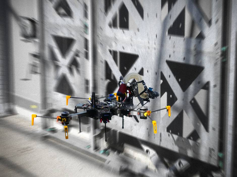 Testwand im "DroneHub" mit modularen Bauelementen für Versuche mit fliegenden Baurobotern.