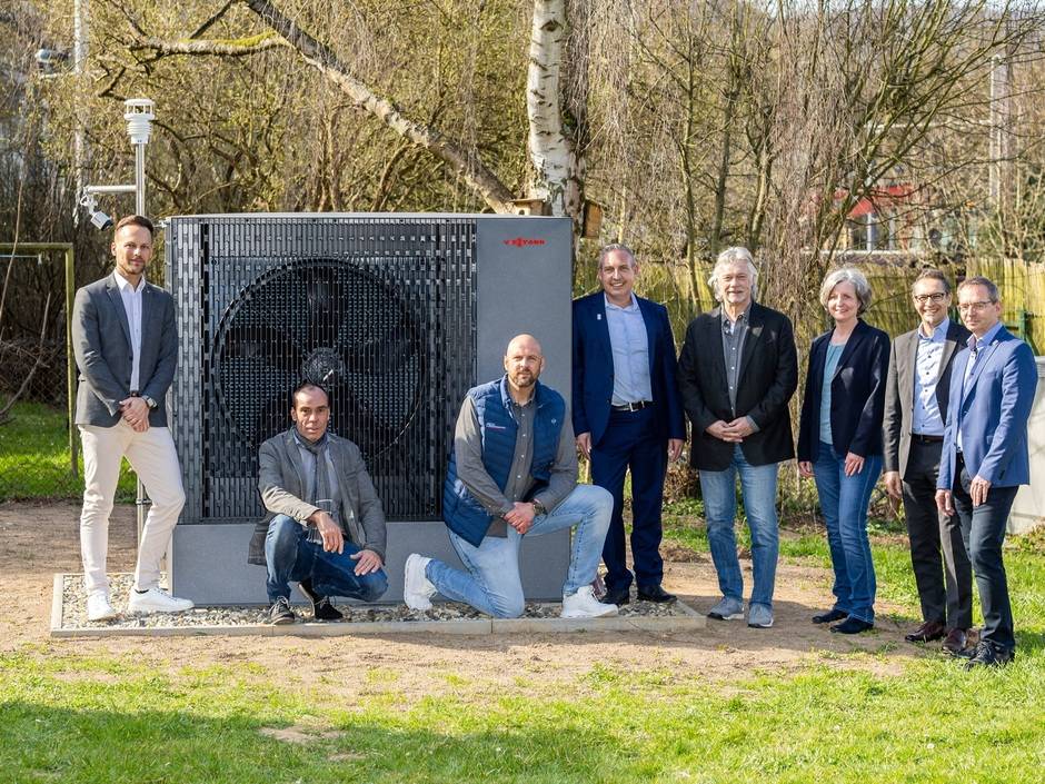 Pressetermin zur effizienten Wärmegewinnung mit Wärmepumpe (vl.):Tobias Ganß (Niederlassung Kassel Viessmann Climate Solutions), Oliver Happel (Projektleiter Viessmann Climate Solutions), Patrick van de Meent (Geschäftsführer Roth & Liebermann), Sascha Holstein (Leiter Regionalcenter Kassel), Frank Roth (Roth & Liebermann), Stadtklimarätin Simone Fedderke, Alireza Afshar (Fachbereichsleiter im UB Modernisierung/Großinstandhaltung), Matthias Otto (Leiter Servicecenter Kassel)