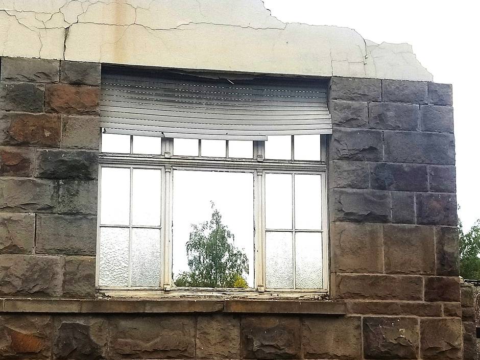 Derzeit werden die beim Gebäuderückbau anfallenden Altfenster von Abbruchunternehmen oft maschinell mit der Fassade abgebrochen.