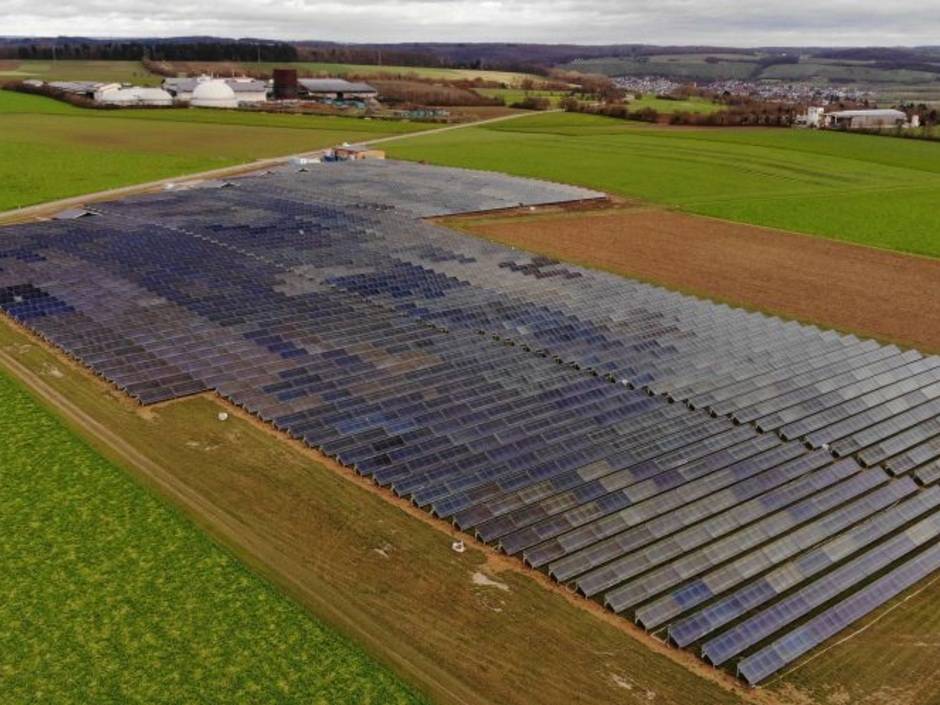 Diese Solarthermie-Anlage in Bad Rappenau erzeugt Fernwärme sowie Prozesswärme für die Trocknung von Früchten.