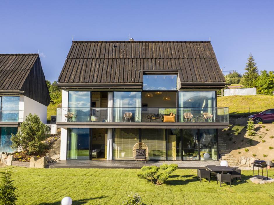 Wo viel Glas für wohngesundes Tageslicht gefragt ist, sollte auch an einen Schutz vor Überhitzung der Innenräume gedacht werden.