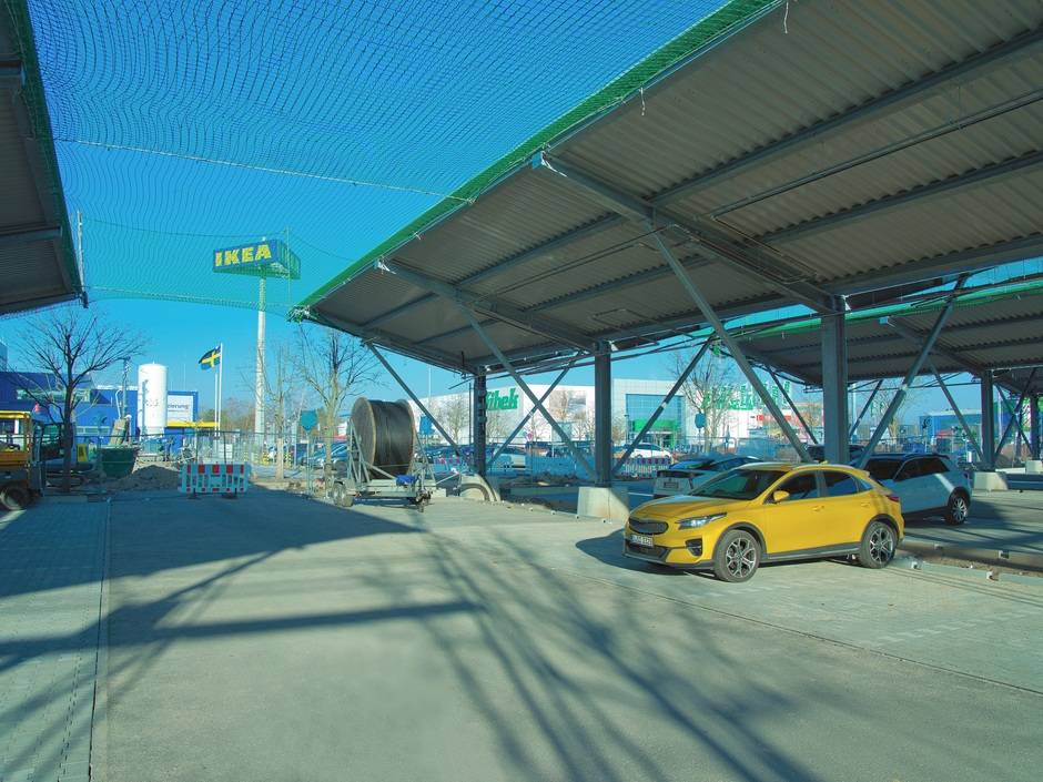 E-Autos beim Möbelkauf laden: IKEAs Carportanlage in Berlin-Waltersdorf regeneriert die Großwärmepumpe und erzeugt Sonnenstrom.