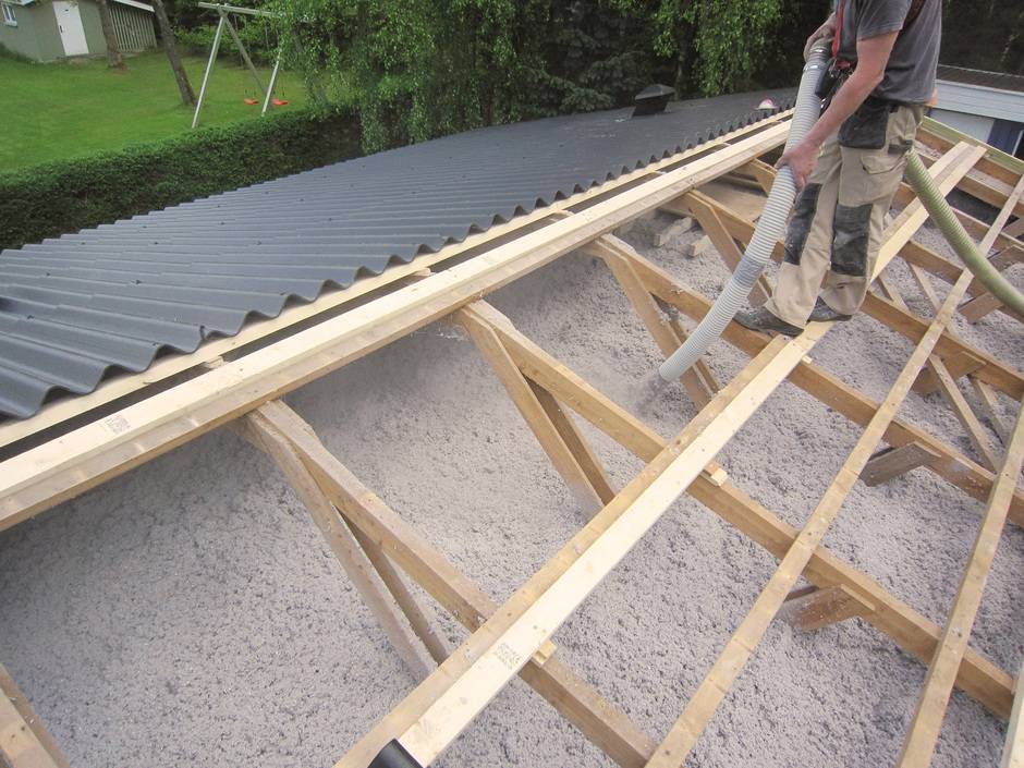 Der flauschige Dämmstoff wird von zertifizierten Fachbetrieben per Einblasschlauch eingebracht.