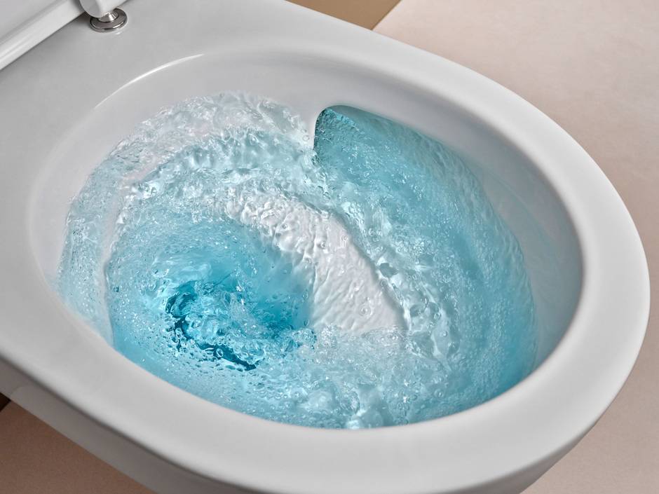 Die TurboFlush-Spültechnik basiert auf einer optimal funktionierenden, asymmetrischen Innengeometrie der WC-Keramik. Eine wasserleitende Kante im Geberit Acanto WC macht sich den Schwung des Wassers zunutze und sorgt dafür, dass auch das Zentrum des Wasserstrudels ausgespült wird.
