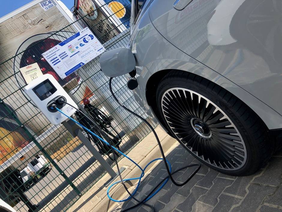 Ein E-Auto wird an einer Ladesäule geladen.
