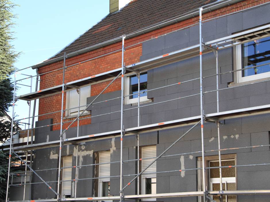 Haus, das gedämmt wird, mit Gerüst