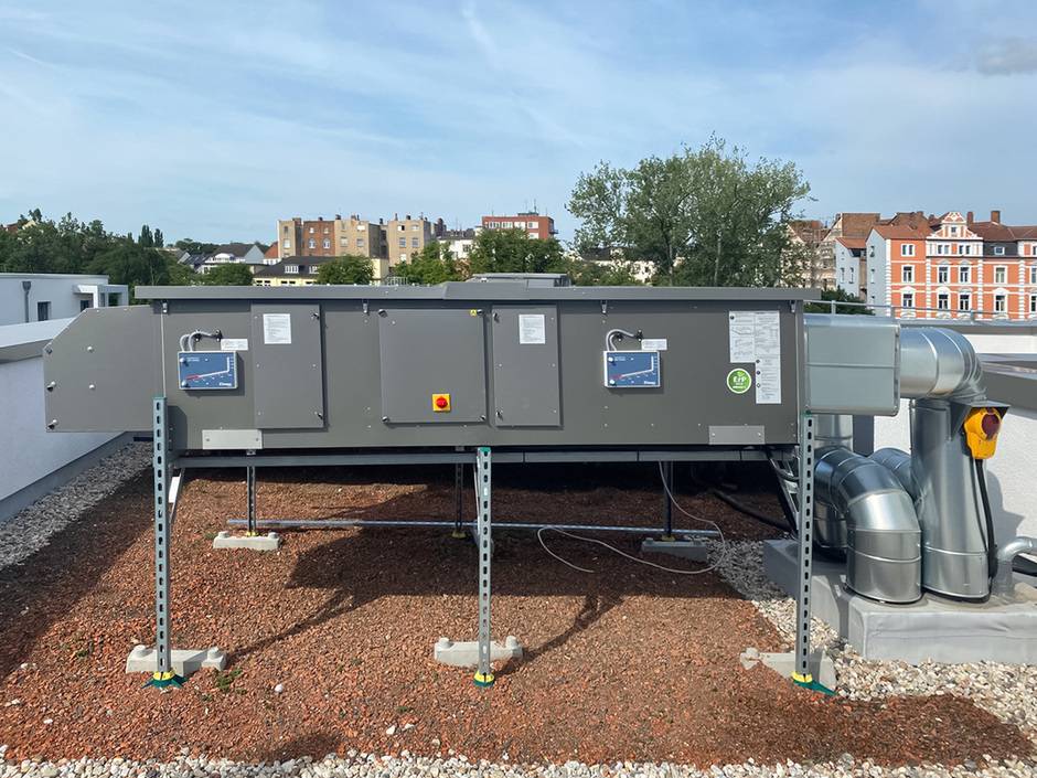 Die zentralen Lüftungsgeräte DUPLEX 1500 Multi Eco-N von Airflow nutzen einen effizienten Kreuzgegenstrom-Wärmetauscher. So erreichen sie einen Wärmerückgewinnungsgrad von bis zu 93 % und arbeiten besonders energiesparend. Die Ventilatoren lassen sich stufenlos einstellen.