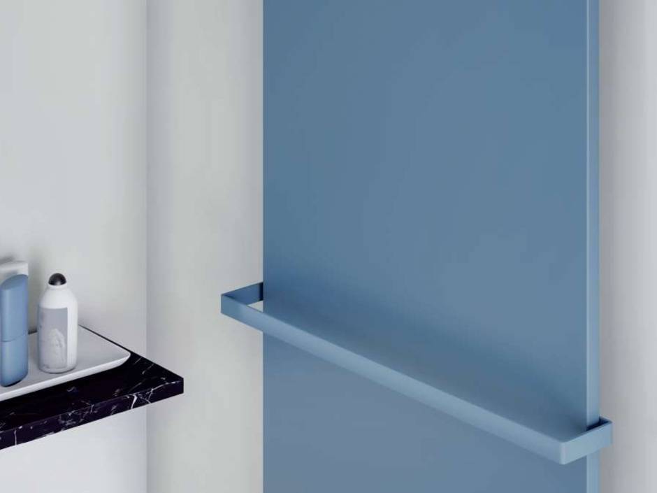 Zehnder Design-Heizkörper in Blau mit blauem Handtuchhalter