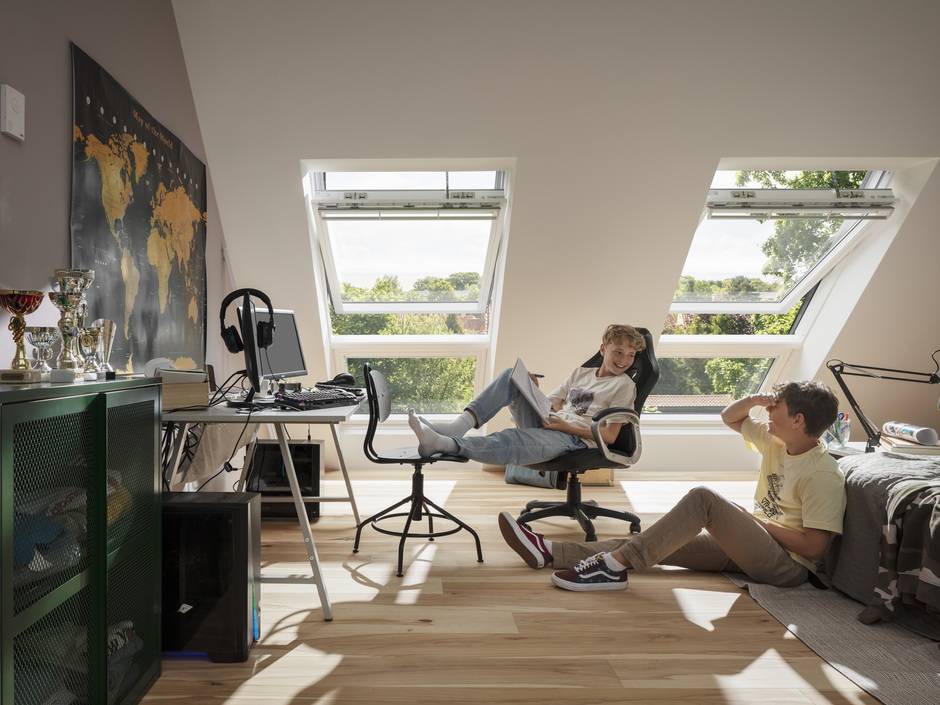 Mehrfaches Lüften pro Tag ist wichtig für die Wohngesundheit. Mit motorisierten Fenstern ist das deutlich leichter zu realisieren, als wenn alle Fenster im Haus manuell geöffnet werden müssen.