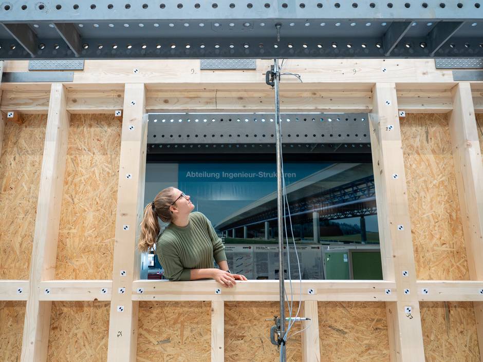 Mehr als Luft: Nadja Manser untersucht die horizontale Traglast von Wänden in Holzrahmenbauweise, die Fensteröffnungen enthalten.