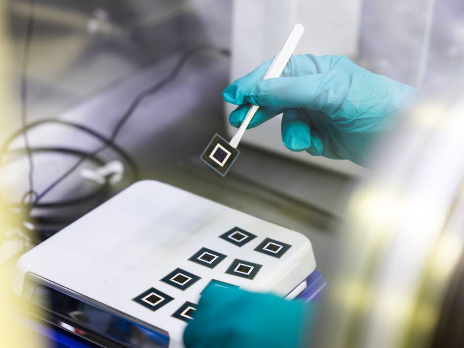 Die passivierten Tandemsolarzellen erreichten einen Wirkungsgrad von bis zu 33,1 Prozent mit einer Leerlaufspannung von 2,01 Volt.