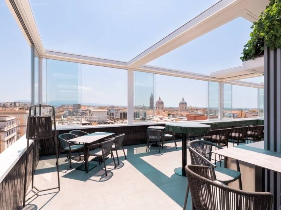 KE: Pergola-Markise und Schiebeverglasung bei Dachterrasse in Rom KE: Pergola-Markise und Schiebeverglasung bei Dachterrasse in Rom