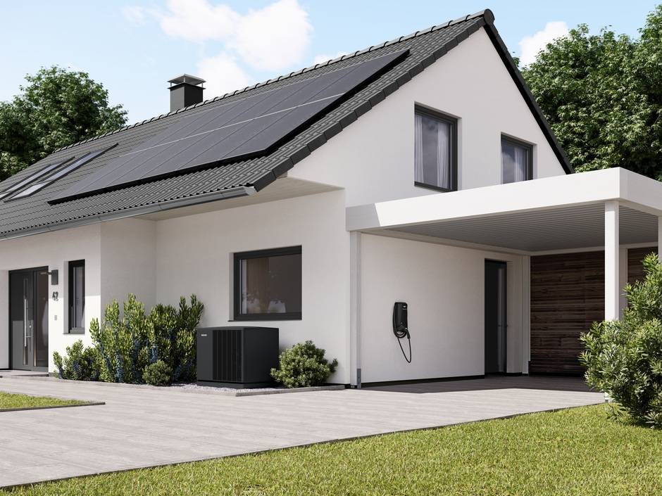 Ein Haus mit Solaranlage und Wärmepumpe