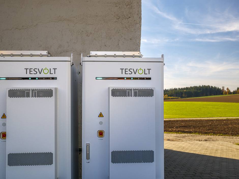 Die Outdoor-Batteriespeicher TESVOLT FORTON auf dem Hof des Elektrofachbetriebs Reichbrandstätter in Bayern erwirtschaften monatliche Energiehandelserlöse im vierstelligen Bereich