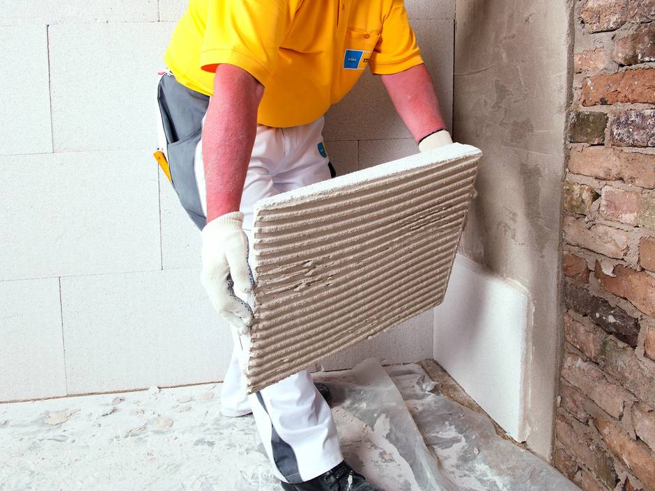 Handwerker bringt Innendämmung an