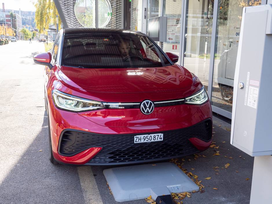 Ein umgerüstetes E-Auto lädt kabellos über die im Boden integrierte Spule – der Ladevorgang startet automatisch, sobald das Fahrzeug korrekt geparktist.