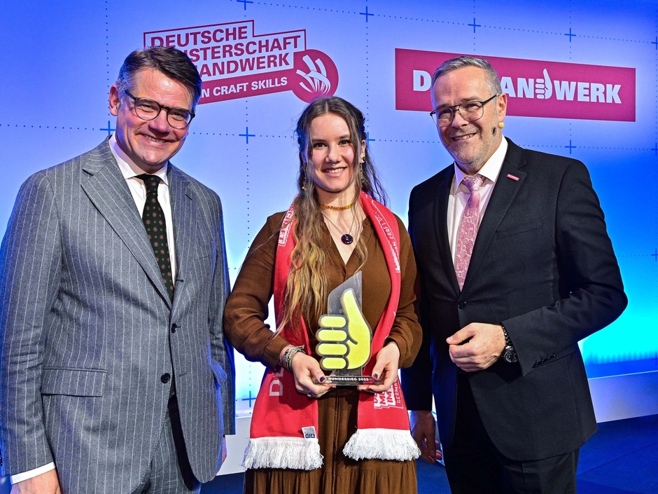 Durfte sich gleich zweimal freuen: Erste Bundessiegerin und Zweitplatzierte im Wettbewerb „Die gute Form“, Feline Alterbaum im Ausbildungsberuf Keramikerin (Mitte) mit Ministerpräsident des Landes Hessen, Boris Rhein (links) und ZDH-Präsident Jörg Dittrich (rechts).