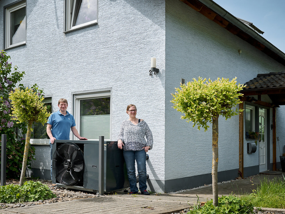 Wärmepumpe vor einem Haus