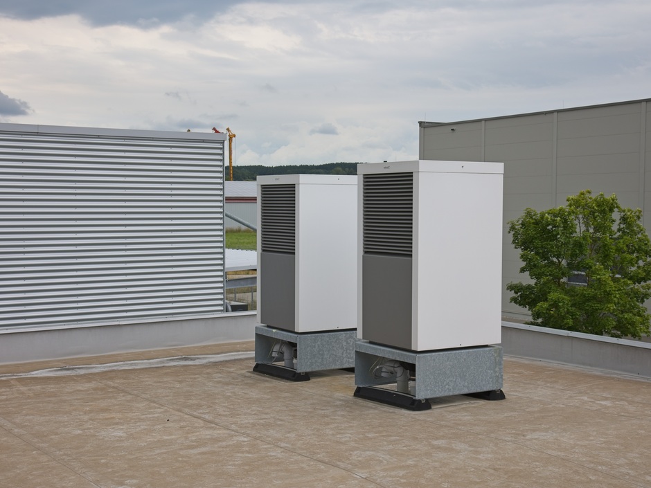 Wärmepumpen auf Dach von varmeco-Gebäude