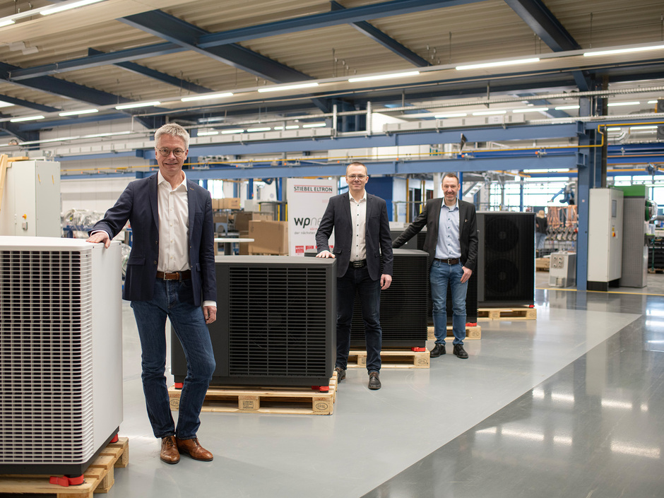 Dr. Kai Schiefelbein, Vorsitzender der Geschäftsführung, Dr. Alexander Janzen, Leitung Profit Center Wärmepumpe, Lars Michel, Leiter Wärmepumpenfertigung, sind froh, die Wärmepumpenfertigung im Höxteraner Werk von Stiebel Eltron wieder in Betrieb nehmen zu können.
