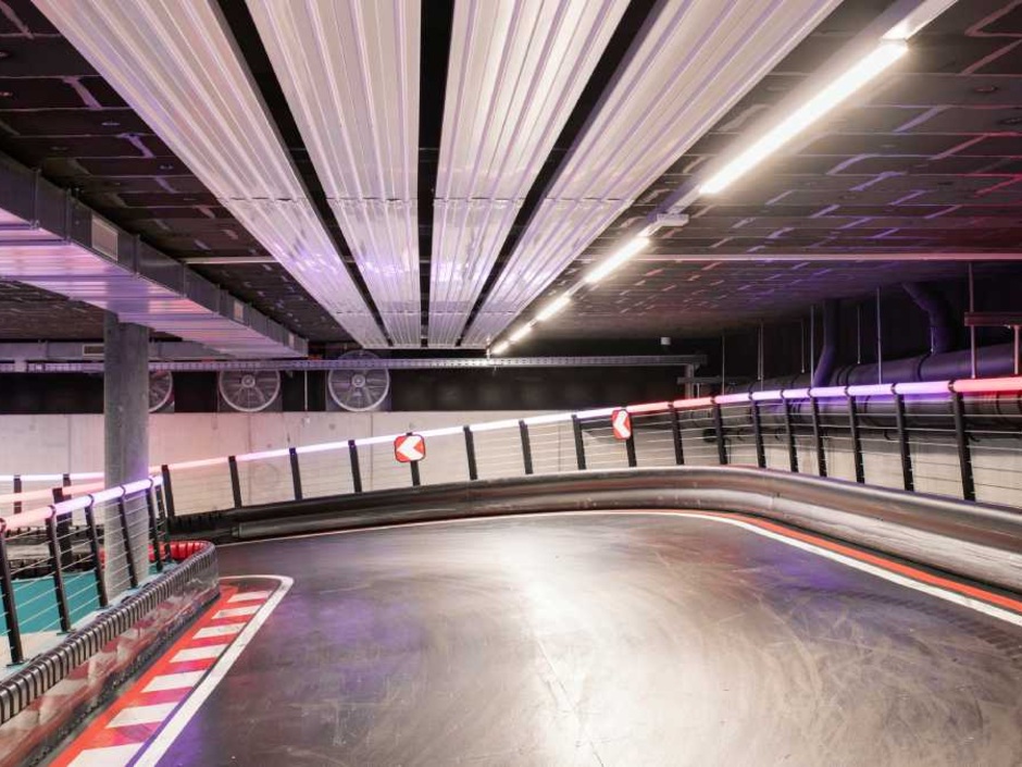 Zehnder Deckenstrahlplatten Indoor-Gokartbahn