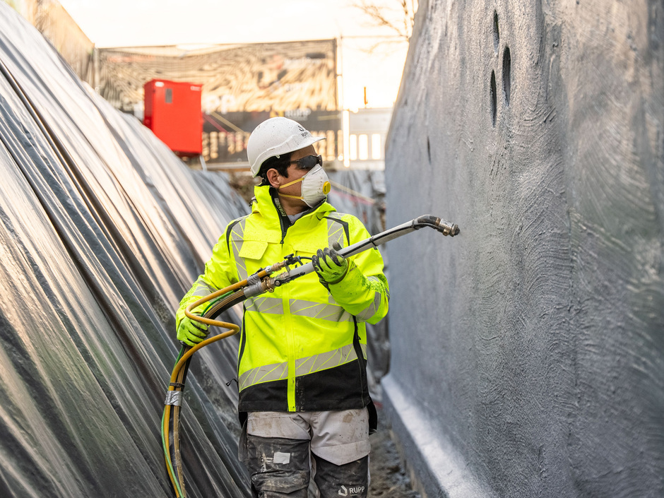 Die Bauwerksabdichtung von Remmers wurde im Spritzverfahren appliziert.
