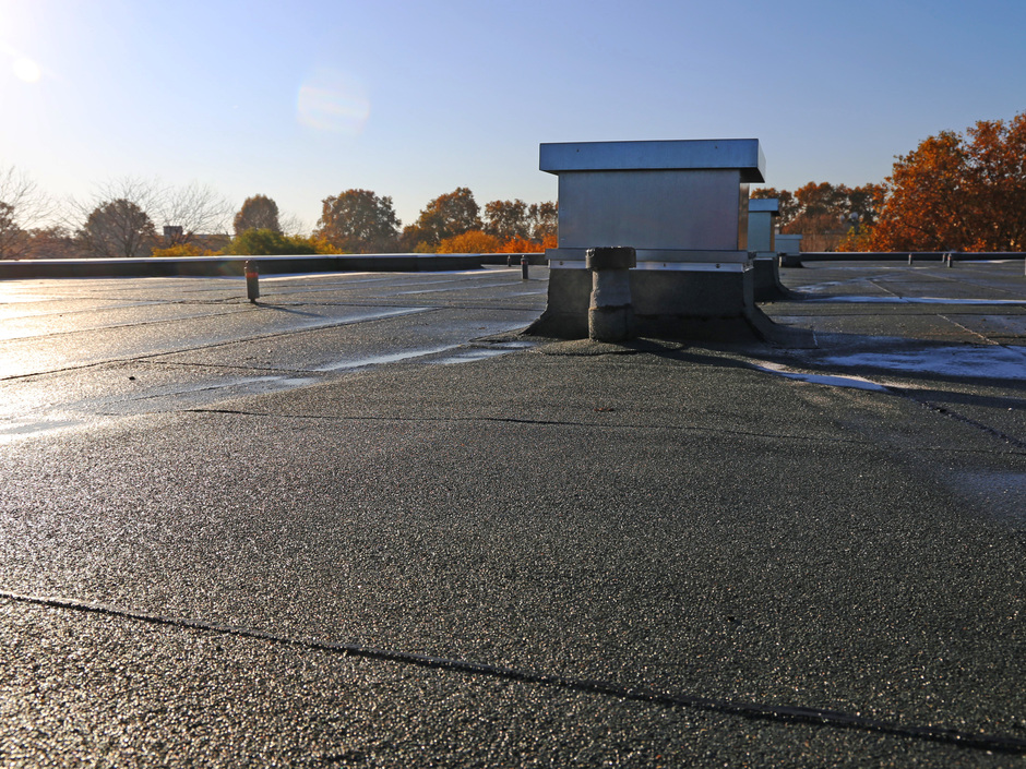 Brandschutz auf dem Flachdach: Die wichtigsten Regeln im Überblick Brandschutz auf dem Flachdach: Die wichtigsten Regeln im Überblick