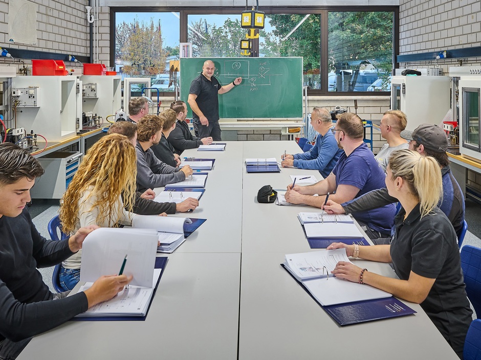 Präsenzschulungen oder Online-Auffrischungskurse: Die Bundesfachschule Kälte-Klima-Technik ist auf die neuen Anforderungen und Inhalte für Sachkundebescheinigungen vorbereitet.