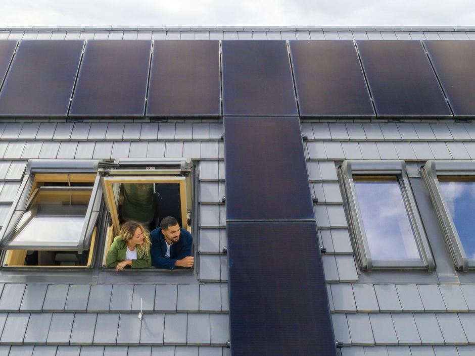 Im Frühjahr sollten Solaranlagenbesitzerinnen und -besitzer ihre Anlage prüfen lassen.