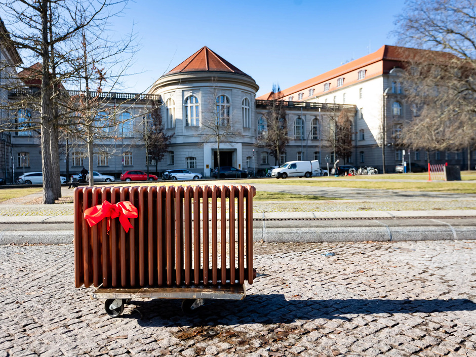 Rostige Heizung vor dem Bundeswirtschaftsministerium